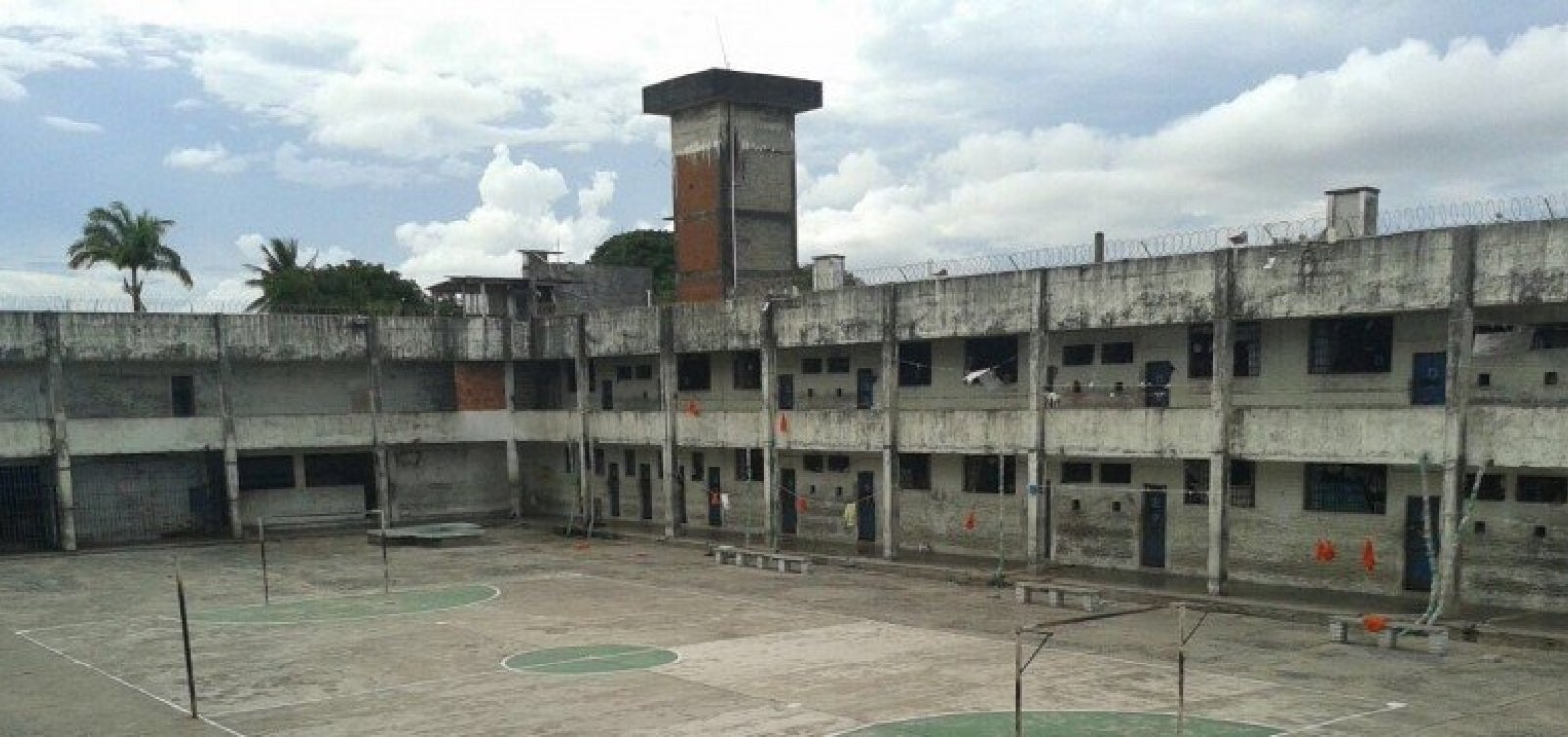 [PolÃ­cia recaptura trÃªs detentos que fugiram do PresÃ­dio Salvador]