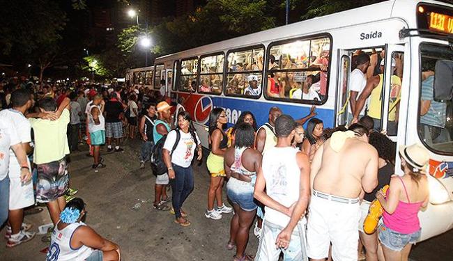 Resultado de imagem para fotos de onibus no carnaval de salvador