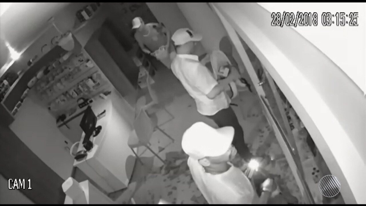 Resultado de imagem para Assaltantes invadem loja e roubam cerca de 100 celulares avaliados em R$ 80 mil na BA; câmeras registraram ação