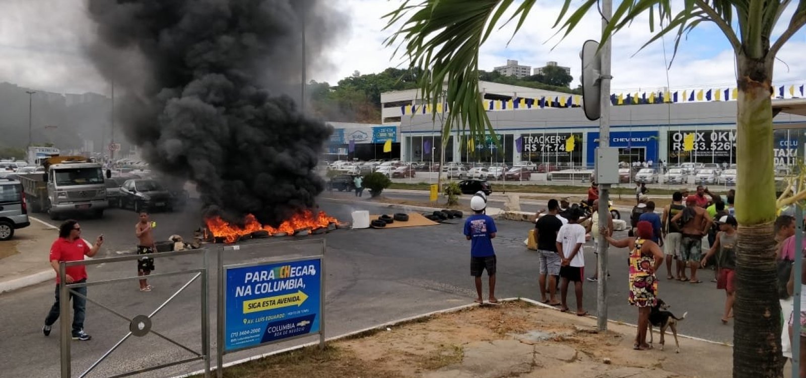 [Protesto complica trÃ¢nsito na Av. LuÃ­s Eduardo MagalhÃ£es]