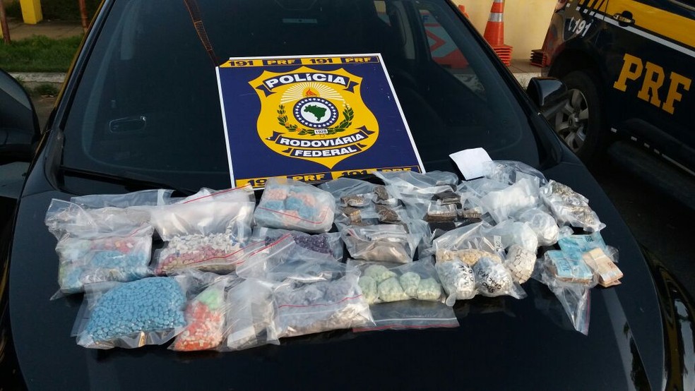 Droga foi apreendida com trio, dentro de carro (Foto: Divulgação/PRF)