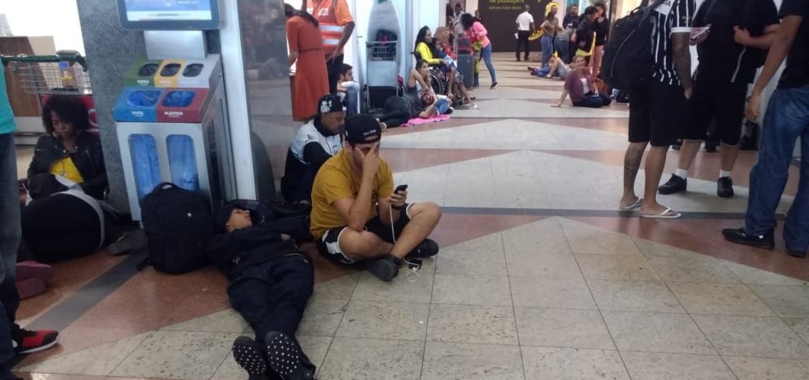 [Clientes aguardam hÃ¡ quase 5 horas apÃ³s cancelamento de voo da Avianca em Salvador]