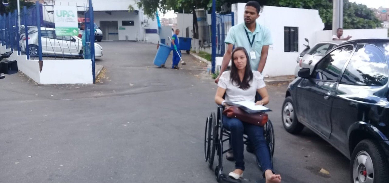 [Porta se solta de Ã´nibus e atinge mulher no Largo de Roma]