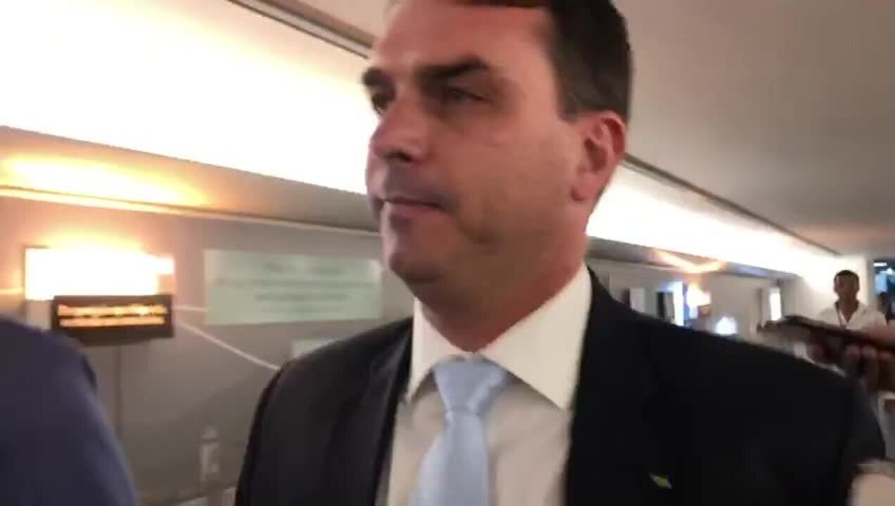 Resultado de imagem para Flávio Bolsonaro faz biometria no Congresso e diz não ter mais nada para falar sobre Coaf
