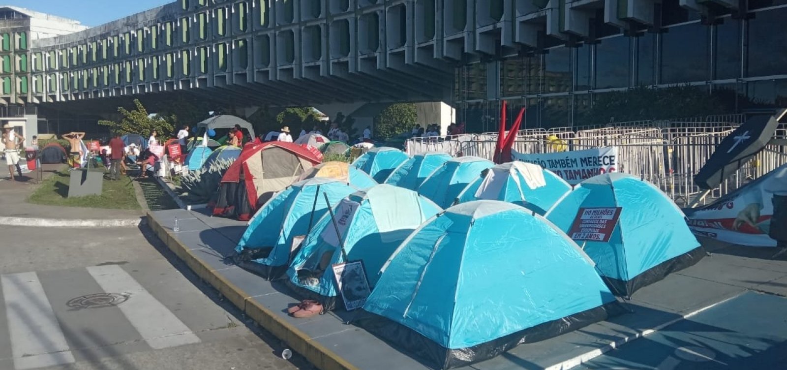 [Com chuvas, professores grevistas deixam ocupaÃ§Ã£o no CAB]