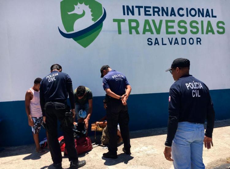 Policiais vistoriaram pedestres e carros que chegavam no ferry - Foto: Mila Cordeiro | Ag. A TARDE
