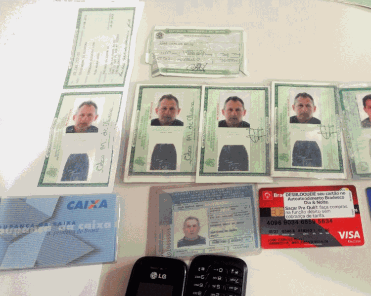 A polícia apreendeu diversos documentos falsificados - Foto: Divulgação | Polícia Civil