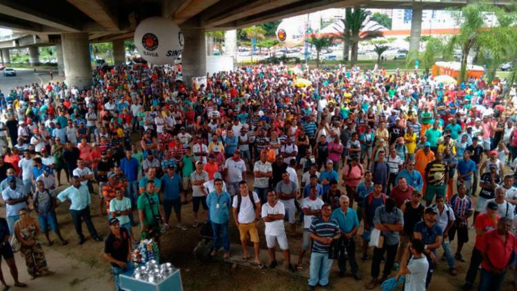 Trabalhadores estão concentrado na Rótula do Abacaxi - Foto: Xando Pereira | Ag. A TARDE