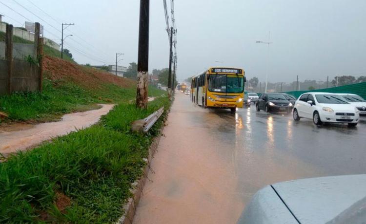 Um dos pontos de alagamento é na avenida Paralela, sentido aeroporto - Foto: Aurélio Lima | Ag. A TARDE
