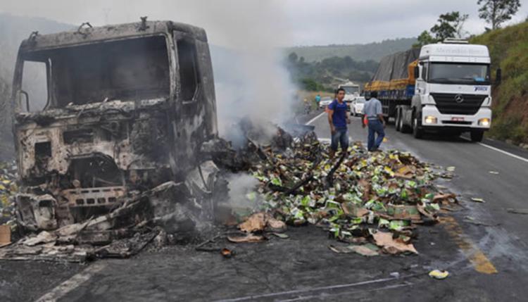 Veículo ficou completamente destruído - Foto: Reprodução | Itamaraju Notícias