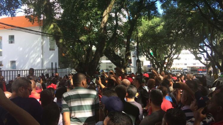 Após reunião, vigilantes caminham do Corredor da Vitória até Nazaré - Foto: Anderson Sotero | Ag. A TARDE