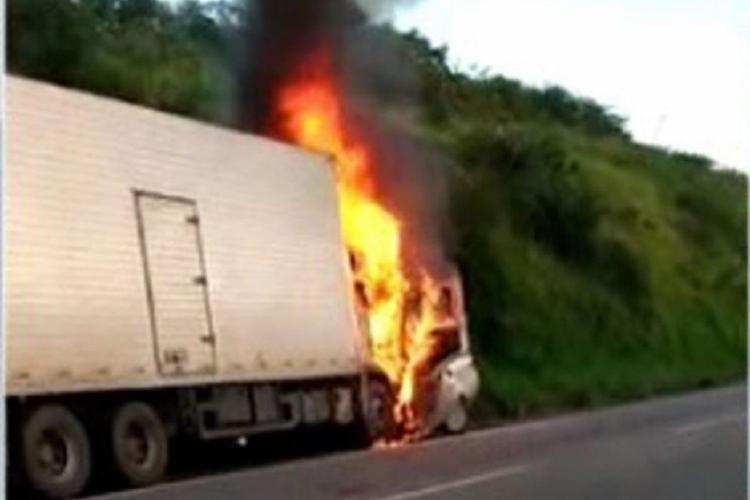 De acordo com a PRF, um terceiro veículo teria forçado uma ultrapassagem indevida | Foto: Reprodução | TV Bahia - Foto: Reprodução | TV Bahia