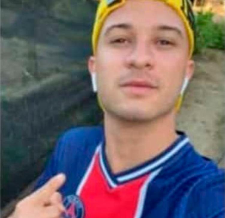 Jovem pediu socorro com as mãos para cima