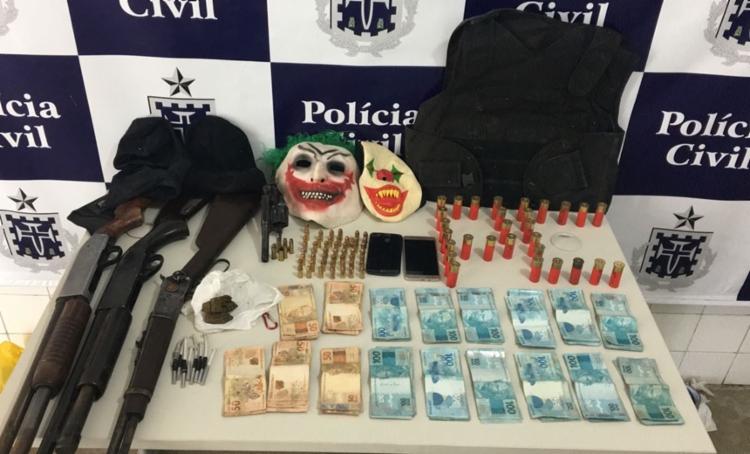 Armas, munições, dinheiro e mascaras de palhaço foram encontrados com o bando - Foto: Divulgação | Polícia Civil