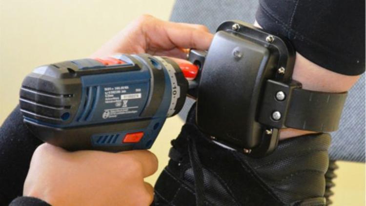 O equipamento informa a localização do agressor que está proibido de se aproximar da vÃtima - Foto: Reprodução