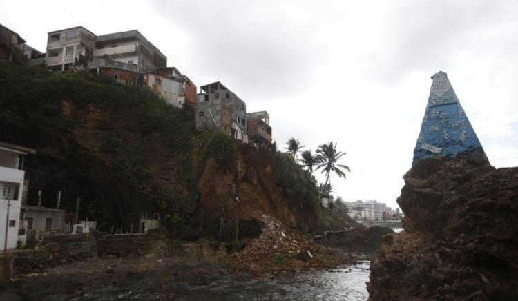 Codesal diz que houve sobrecarga em encosta por conta de construÃ§Ãµes - Foto: Raul SpinassÃ© | Ag. A TARDE