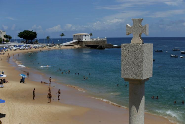 Paisagem contempla o monumento marco da cidade de Salvador, a Cruz da Ordem de Cristo, e o Forte de Santa Maria - Foto: Raul SpinassÃ© | Ag. A TARDE