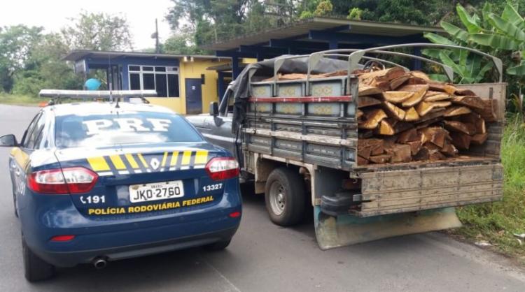Madeira foi apreendida na cidade de Camacan - Foto: ReproduÃ§Ã£o| PRF