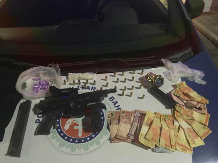 A polÃ­cia encontrou com os suspeitos drogas, muniÃ§Ãµes e dinheiro - Foto: DivulgaÃ§Ã£o | SSP-BA