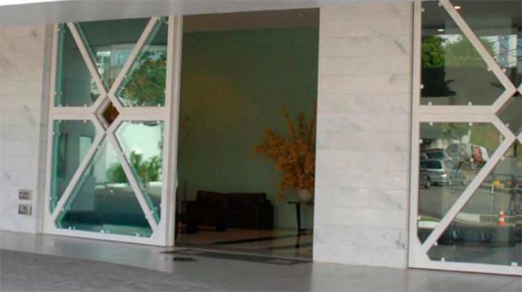 O crime aconteceu na quarta-feira, 15, no saguão do estabelecimento, situado no Caminho das Ãrvores - Foto: Reprodução