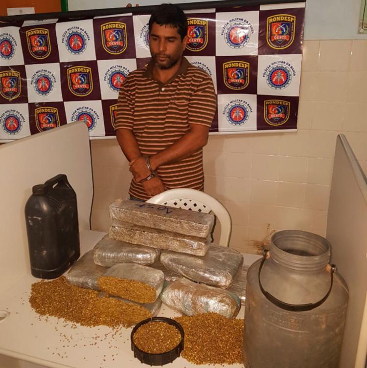 Homem e a erva foram levados para a delegacia de Barreiras - Foto: Divulgação | Polícia Militar