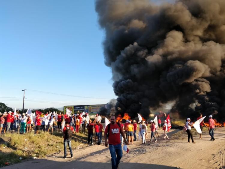 Grupo interditou os dois sentidos da BR-116, na altura da Uefs - Foto: DivulgaÃ§Ã£o | CUT