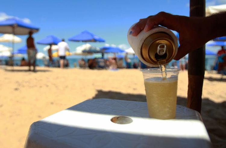 Da Barra a Itapuã, o latão da cerveja sai por R$ 7 e o refrigerante custa R$ 5, - Foto: Alessandra Lori | Ag. A TARDE