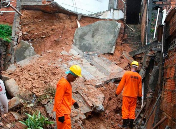 Moradores sÃ£o resgatados apÃ³s desabamento de muro - Foto: Luciano da Matta | Ag. A TARDE