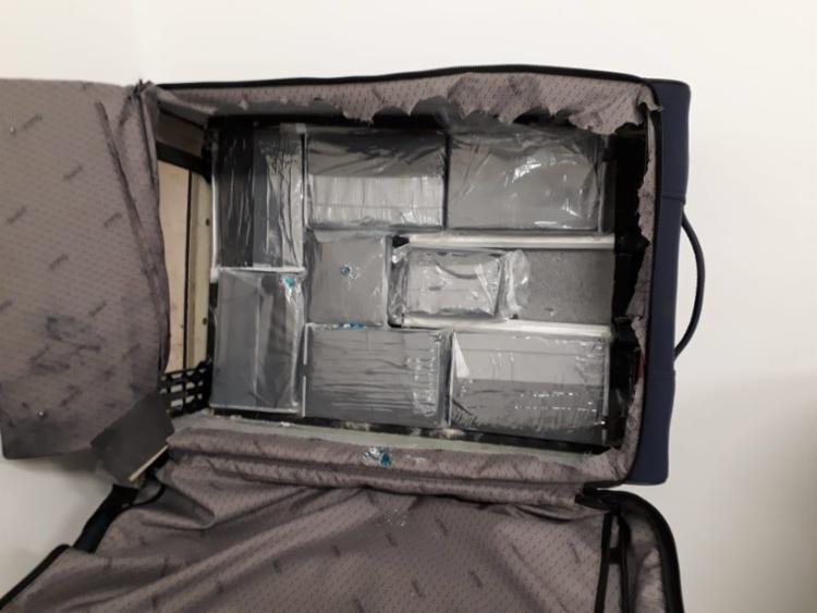 Droga escondida em fundo falso de mala foi detectada no raio-x - Foto: DivulgaÃ§Ã£o | PolÃ­cia Federal
