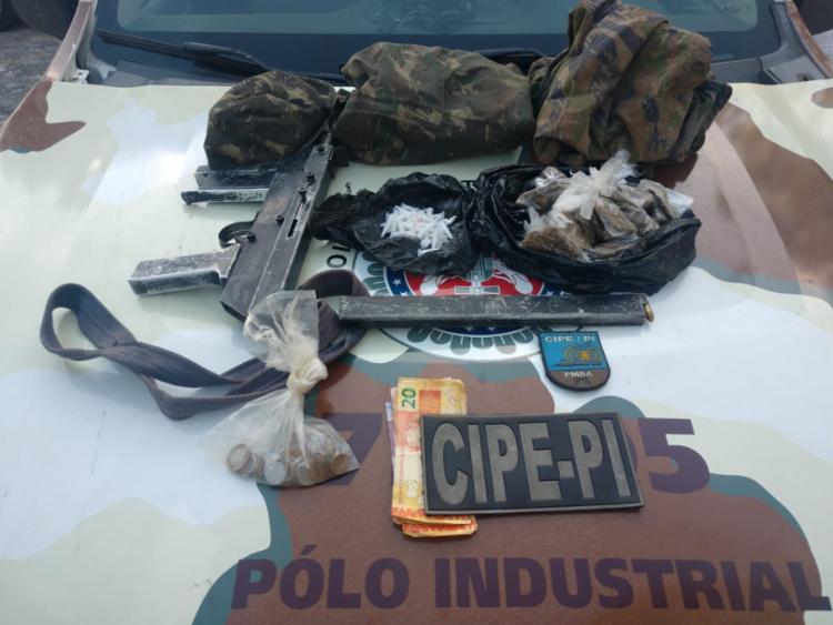 Suspeito estava com arma, muniÃ§Ãµes, drogas e uma quantia em dinheiro - Foto: DivulgaÃ§Ã£o | SSP-BA