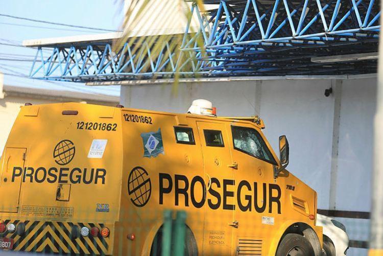 Os seguranÃ§as foram baleados durante um assalto ao veÃ­culo enquanto fazia coleta em uma casa lotÃ©rica - Foto: JoÃ¡ Souza/ Ag. A TARDE