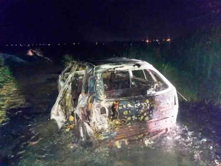 Carro foi incendiado e localizado no bairro Lagoa Salgada, em Feira de Santana - Foto: ReproduÃ§Ã£o | Site Acorda Cidade
