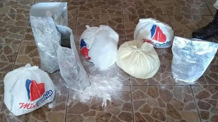 No local foram apreendidos 9 kg de cocaÃ­na e porÃ§Ãµes de outras substÃ¢ncias quÃ­micas usadas para refinar e tambÃ©m na mistura - Foto: DivulgaÃ§Ã£o | SSP-BA