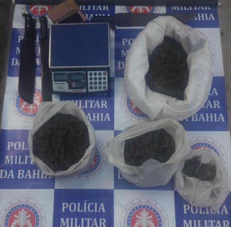 Drogas, balanÃ§a e facas foram apreendidas com os suspeitos