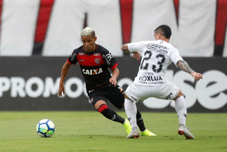 VitÃ³ria iniciou as aÃ§Ãµes ofensivas do jogo, porÃ©m, o Corinthians tentou obter tambÃ©m a posse da bola - Foto: Raul SpinassÃ© | Ag. A TARDE