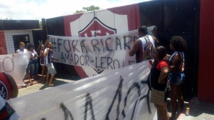 Protesto foi finalizado por volta das 11h deste sÃ¡bado - Foto: CidadÃ£o RepÃ³rter | Via WhatsApp