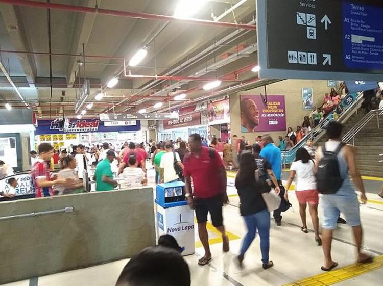 Depois de toda correria e pânico, situação voltou ao normal na região da Lapa - Foto: Leo Moreira l Ag. A TARDE