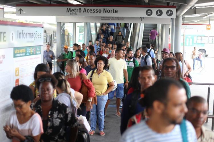 Passageiros fazem fila para pegar o Ã´nibus entre estaÃ§Ãµes Acesso Norte e PirajÃ¡ - Foto: Raul SpinassÃ© | Ag. A TARDE