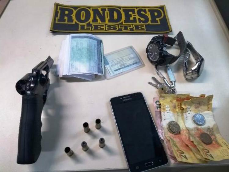 Policiais apreenderam uma arma de fogo em posse do suspeito - Foto: DivulgaÃ§Ã£o | Rondesp Leste