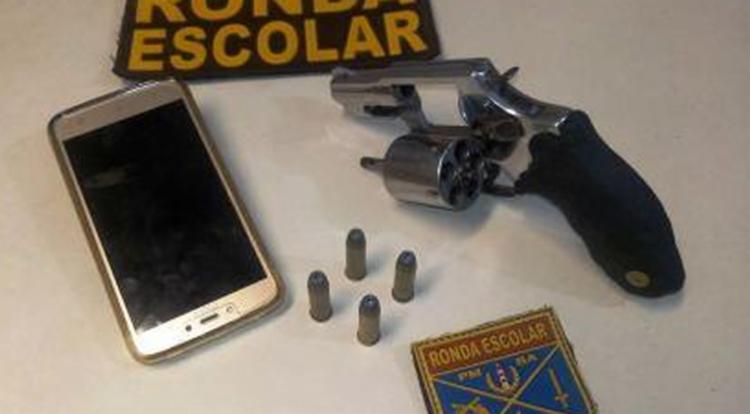 Suspeito foi preso com um revólver calibre 38 - Foto: Divulgação | Polícia Militar