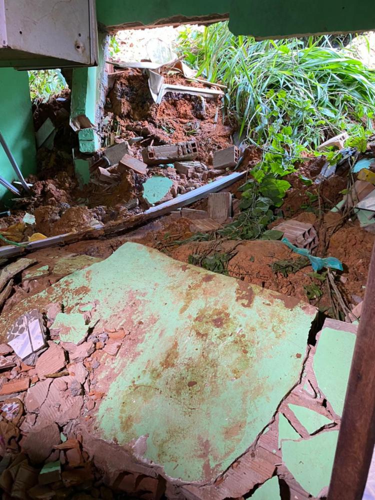 Com as chuvas das últimas horas, um barranco, que fica próximo, cedeu e invadiu a residência | Foto: Cidadão Repórter | Via WhatsApp - Foto: Cidadão Repórter | Via WhatsApp