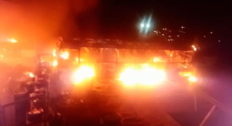 Ônibus da empresa OTTrans, do sistema Integra, foram destruídos pelas chamas - Foto: Reprodução | Sindicato dos Rodoviários