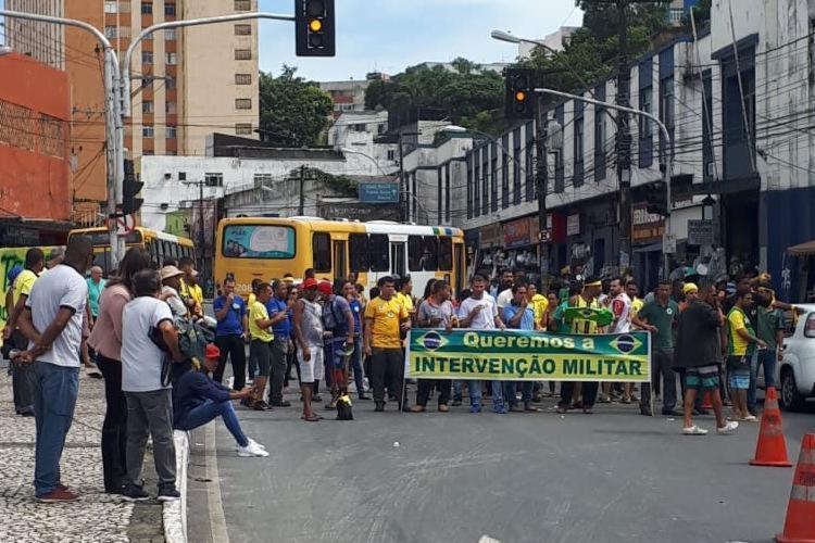 Grupo saiu da Sete Portas em direÃ§Ã£o a RÃ³tula do Abacaxi - Foto: CidadÃ£o RepÃ³rter | VIa WhatsApp