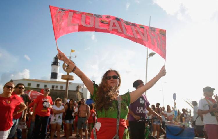 A iniciativa Ã© mais um ato de resistÃªncia dos artistas e da campanha pela liberdade do ex-presidente - Foto: Felipe IruatÃ£ | Ag. A TARDE