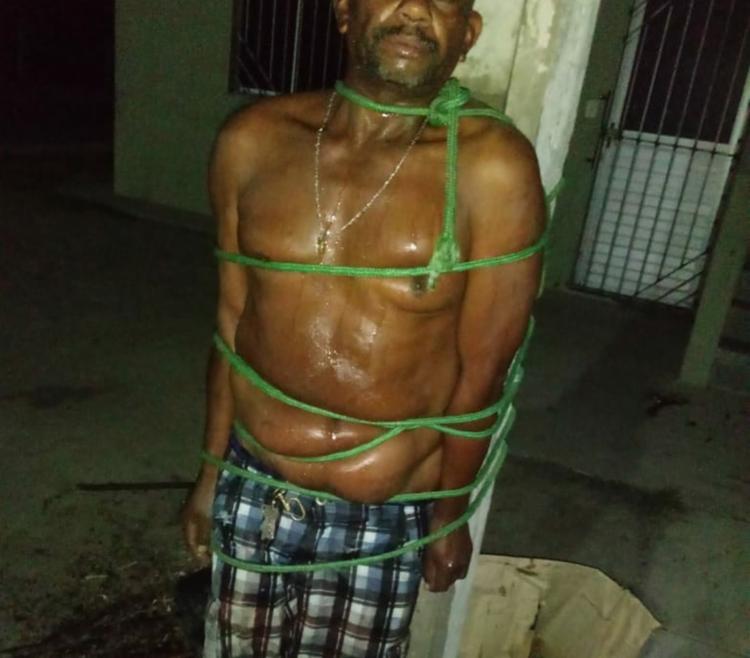 O suspeito foi amarrado pelos vizinhos apÃ³s agredir a esposa em Jacobina - Foto: ReproduÃ§Ã£o | Site Augusto Urgente