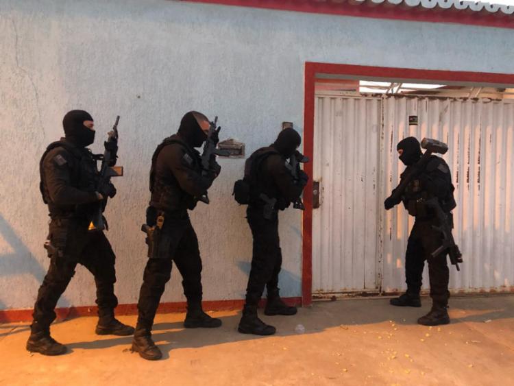 Agentes cumpriram mandados de prisÃ£o e busca e apreensÃ£o na casa dos suspeitos - Foto: DivulgaÃ§Ã£o | SSP-BA
