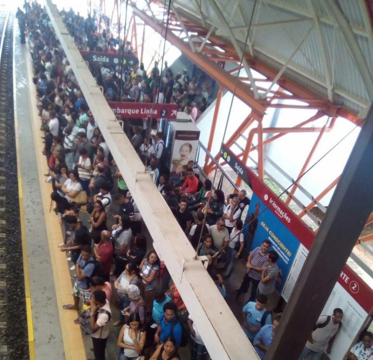 Com intervalo maior entre os trens, passageiros se aglomeraram nas estaÃ§Ãµes - Foto: LuÃ­s Alberto Borges | Via WhatsApp