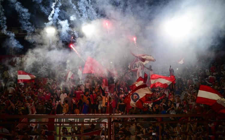 No estádio Diego Maradona, do clube Argentinos Juniors, onde o craque começou sua carreira, foram lançados fogos de artifício em sua homenagem | Fotos: Ronaldo Schemidt | AFP - Foto: Ronaldo Schemidt | AFP