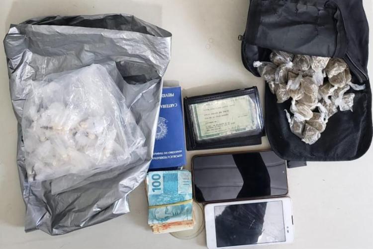 Drogas, dinheiro e celulares foram encontrados com o homem | Foto: Divulgação | SSP-BA - Foto: Divulgação | SSP-BA