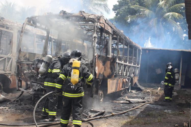 Bombeiros controlaram o incÃªndio mas os veÃ­culos foram destruÃ­dos